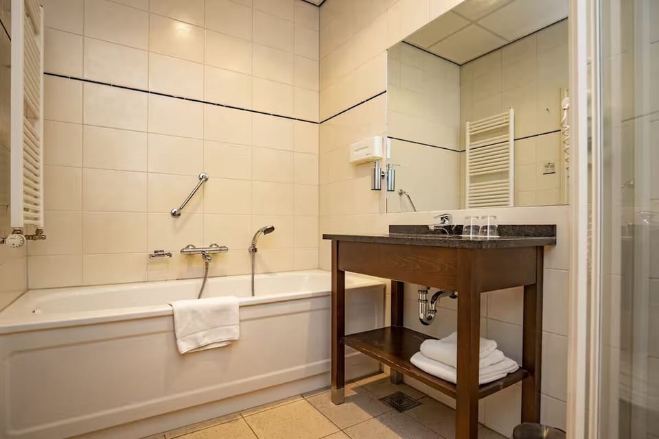 Enjoy an easy soak with fresh towels within reach.