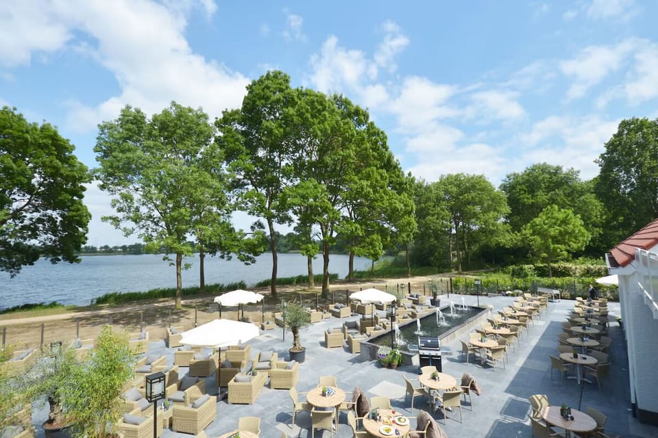 Picture alfresco evenings with grill aromas and lakeside ambience.