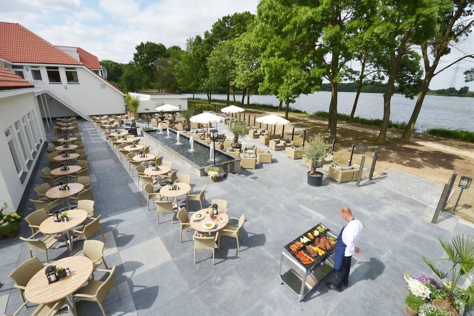 Gather by the fountains for breezy drinks and easy conversation.