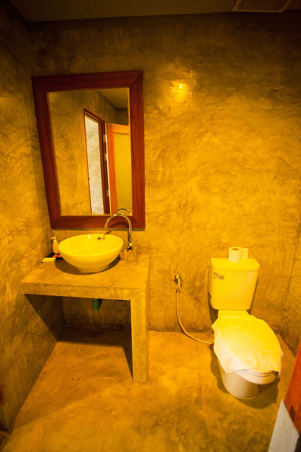 Shower, free toiletries