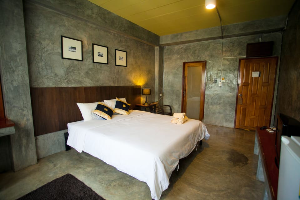 Desk, rollaway beds, free WiFi