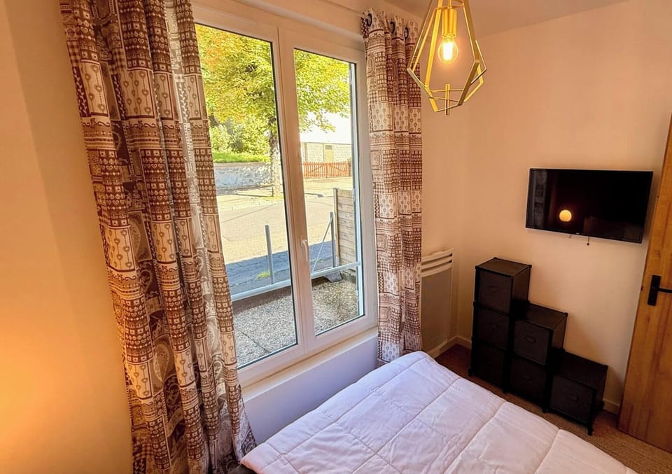 Modern hub Near the Village Stream Apartment in Auvergne-Rhône-Alpes