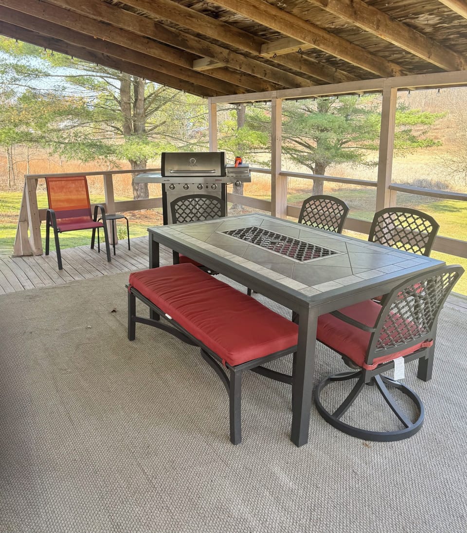 Covered deck with gas grill & spacious outdoor seating