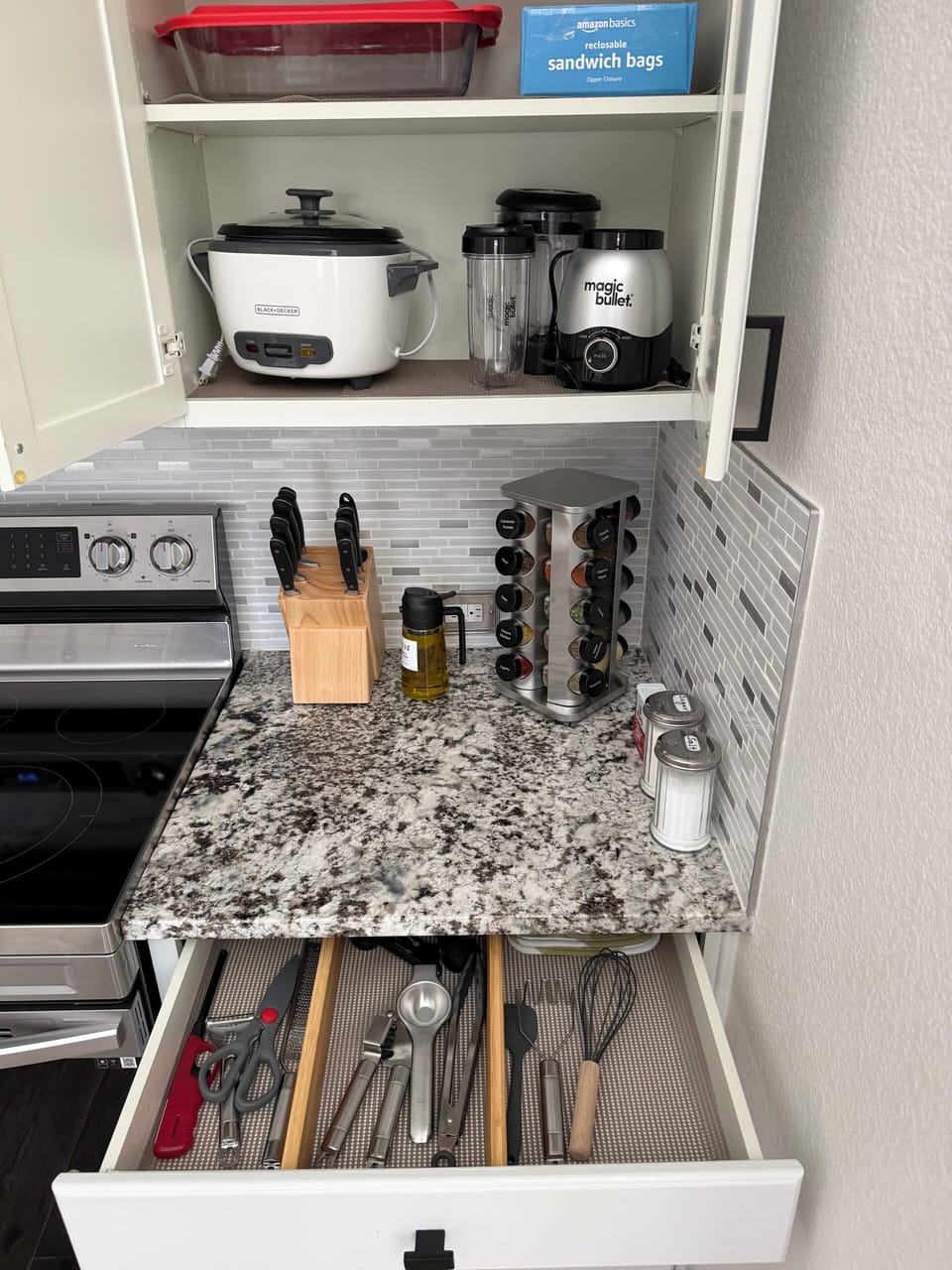 Spices, seasoning & knife set for comfortable cooking.