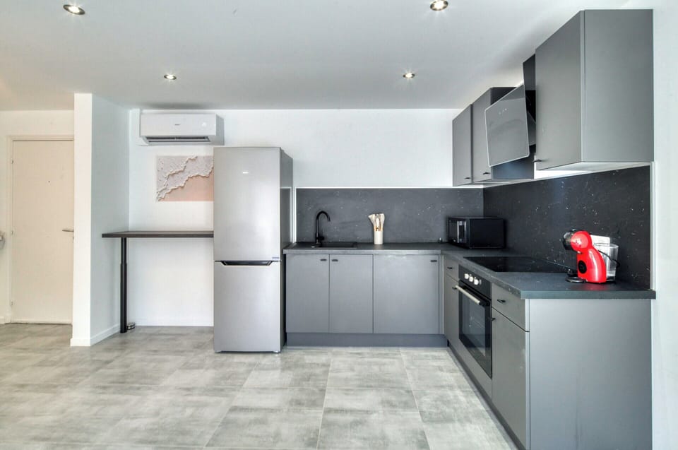 Apartment | Private kitchen | Fridge, microwave, oven, stovetop