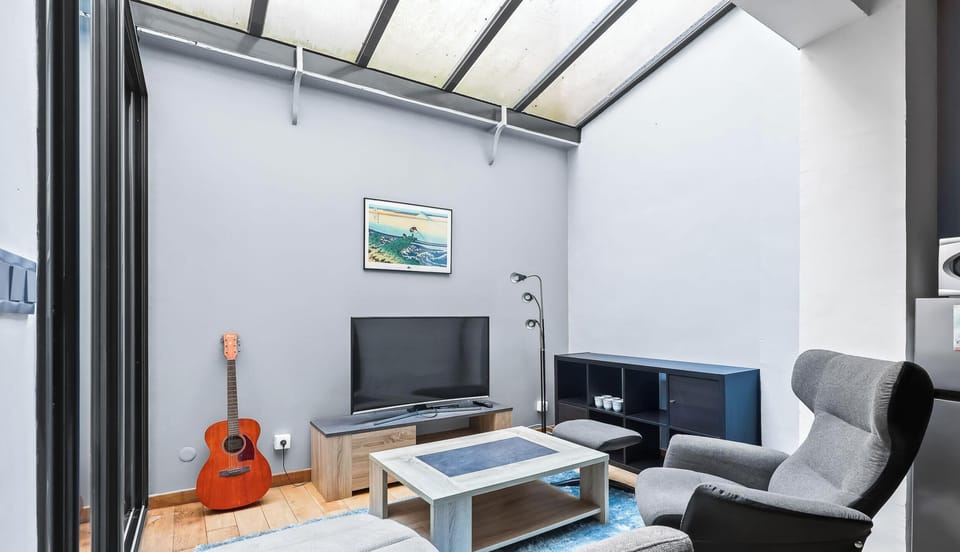 Séjour avec canapé confortable et TV connectée