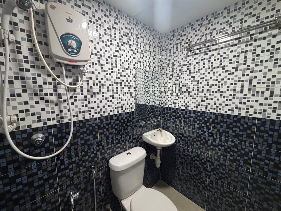Deluxe Triple Room | Bathroom | Shower, towels, soap, shampoo