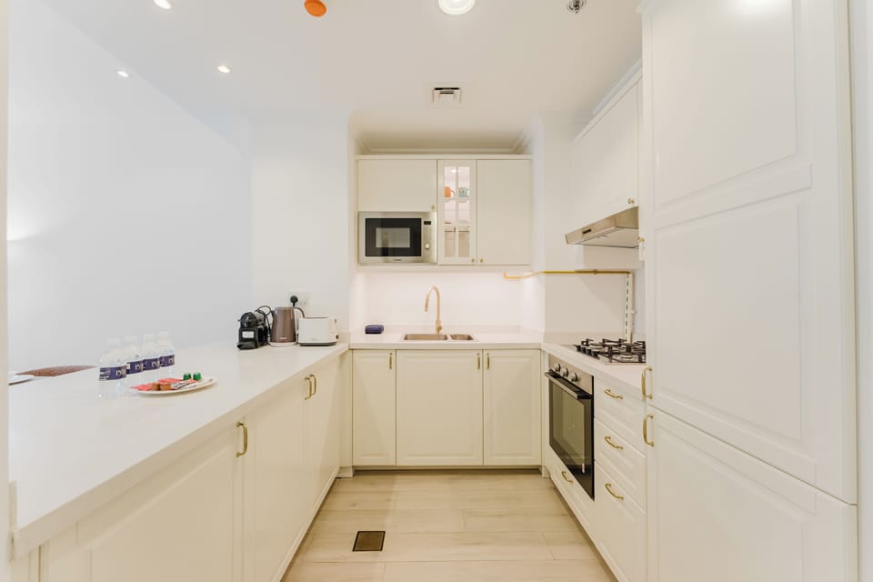 Exclusive Apartment, 1 King Bed, Air conditioning, Pool View | Private kitchen | Microwave, oven, stovetop, electric kettle