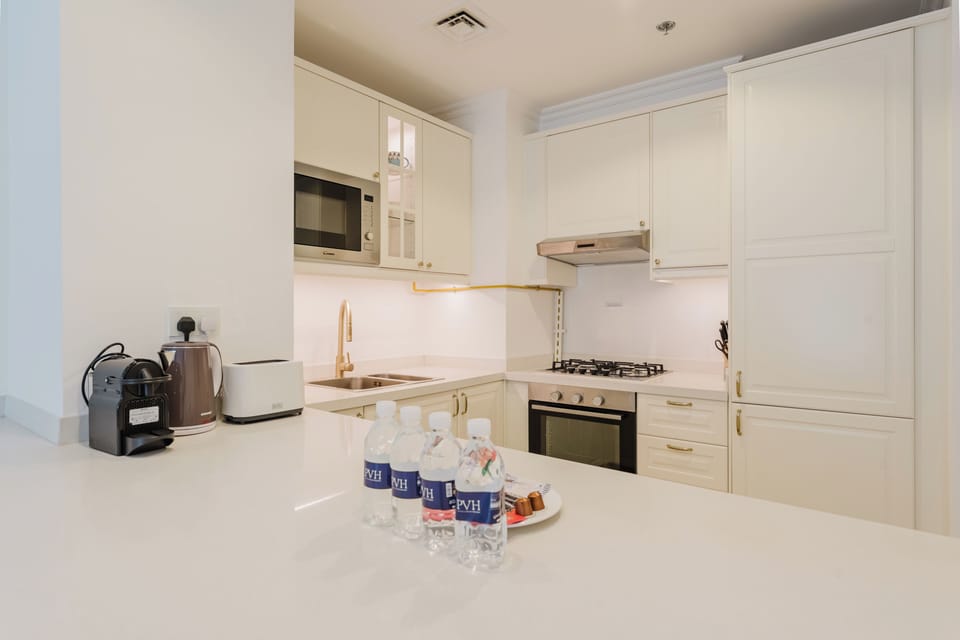 Exclusive Apartment, 1 King Bed, Air conditioning, Pool View | Private kitchen | Microwave, oven, stovetop, electric kettle