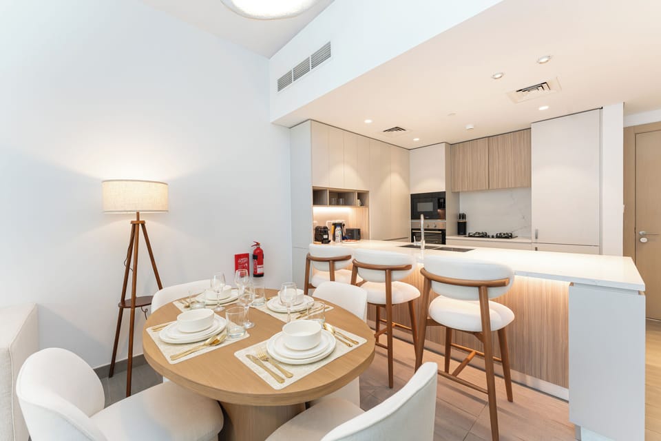 Luxury Apartment, 1 King Bed, Park View | Dining room