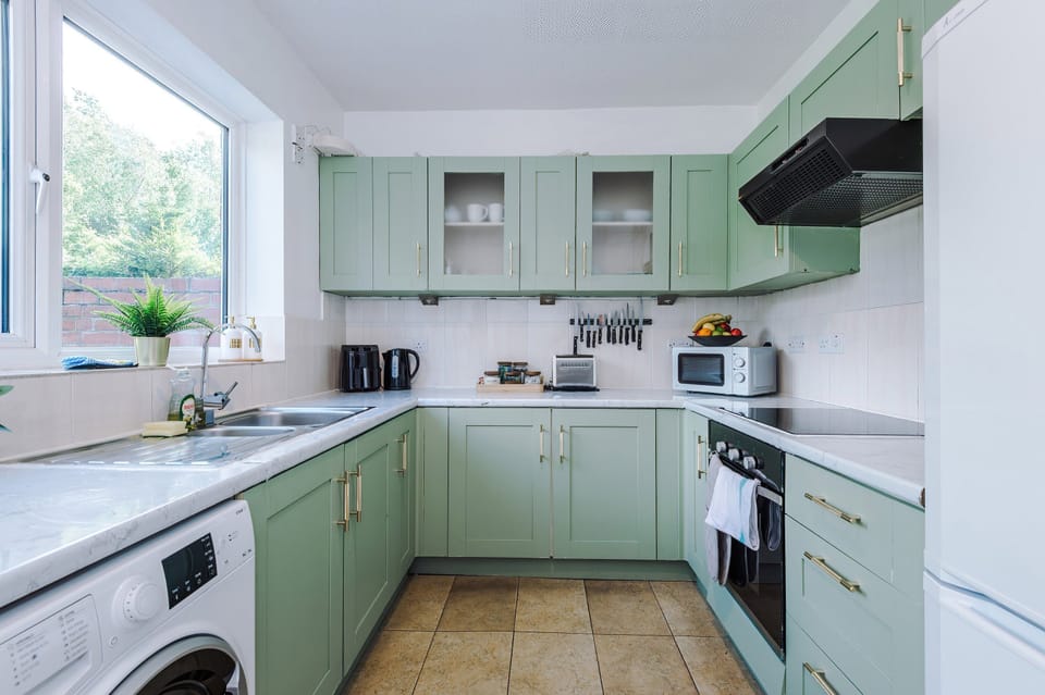 Fully equipped kitchen with oven, hob, microwave and fridge-freezer