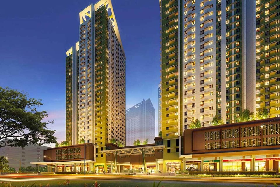 Modern high-rise building in a prime location with secure access, well-maintained surroundings, and easy access to shops, restaurants, and major attractions — a safe and convenient stay in the heart of the city.