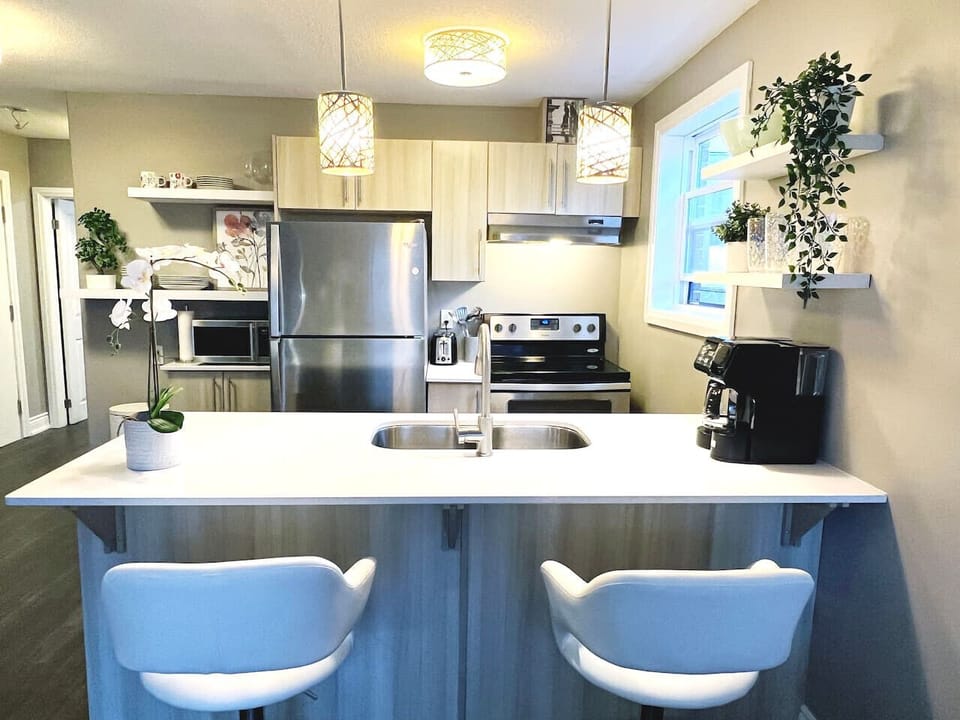 From morning coffee to home-cooked meals, this kitchen has it all!