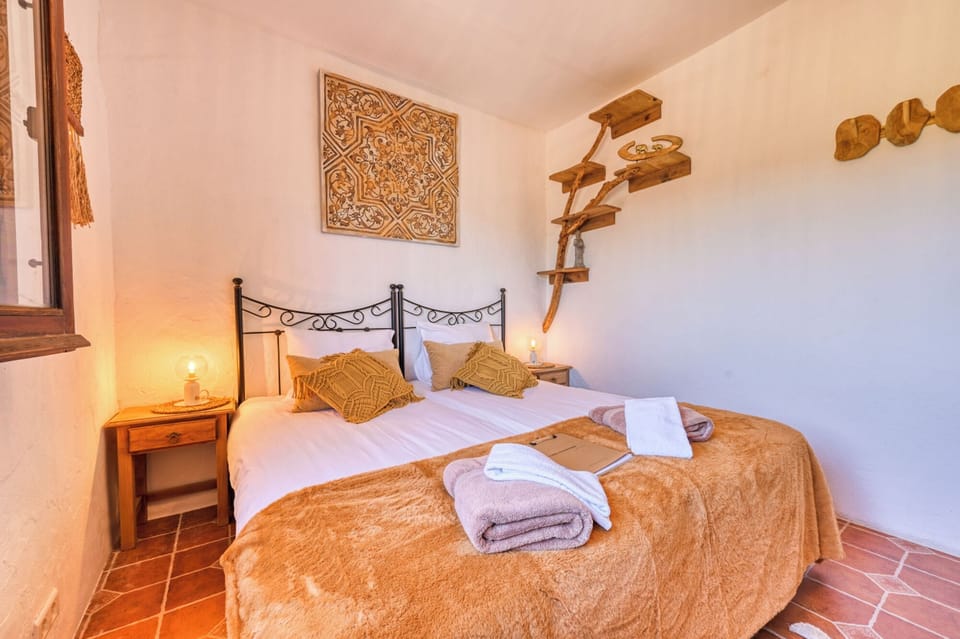 Deluxe Double Room, Private Bathroom, Hill View | WiFi (free)