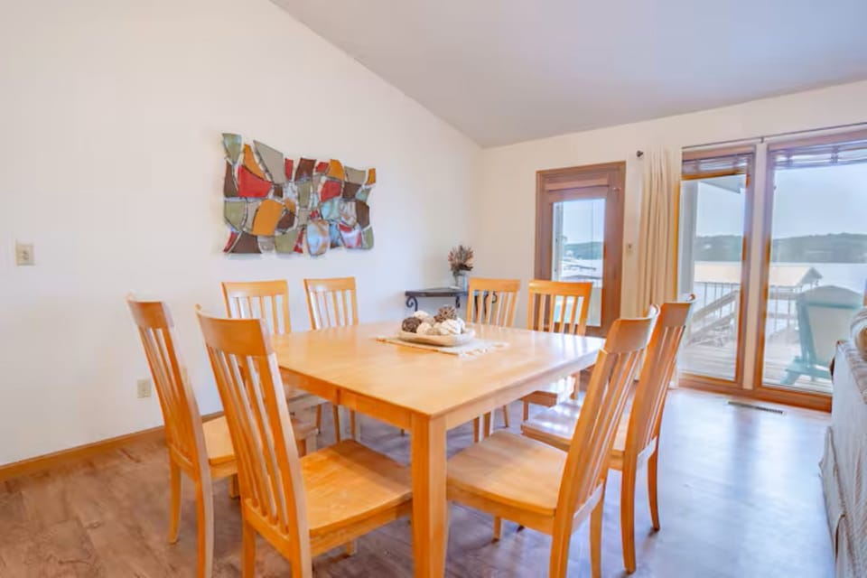 35 Mallard dining area