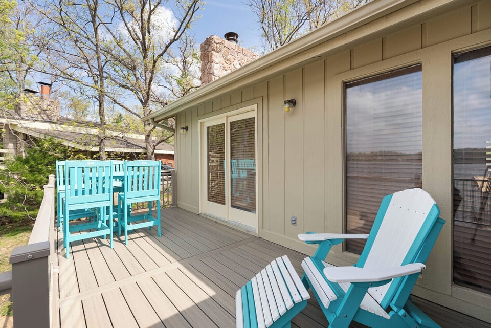 Great deck area with nice furniture
