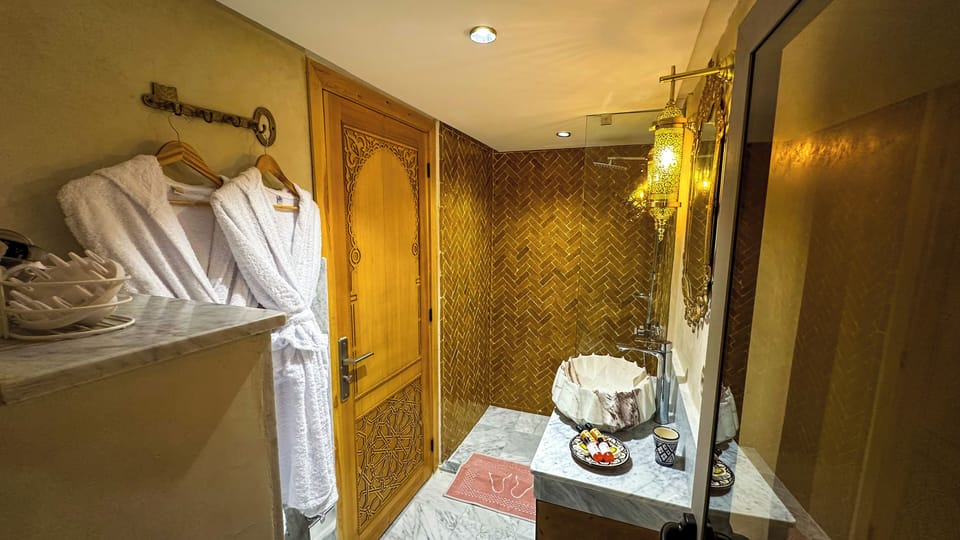 Deluxe Double or Twin Room | Bathroom | Shower, free toiletries, hair dryer, towels