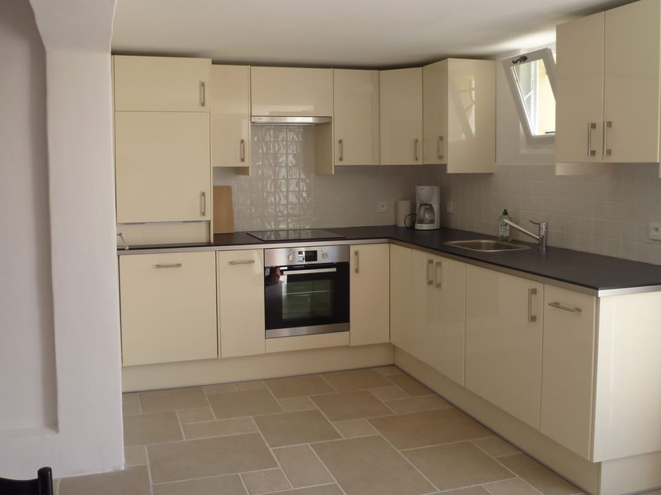 Deluxe Studio | Private kitchen | Microwave, oven, stovetop, dishwasher