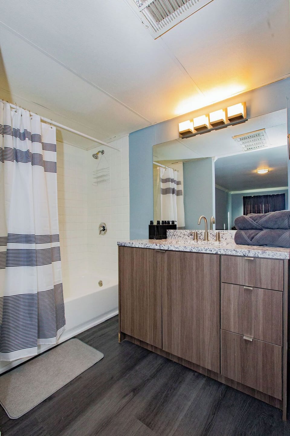 Area for getting ready and a Water Closet