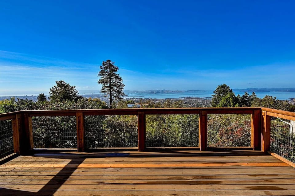 Step out onto your private deck and take in sweeping, unobstructed views of the San Francisco Bay—stunning from sunrise to sunset.