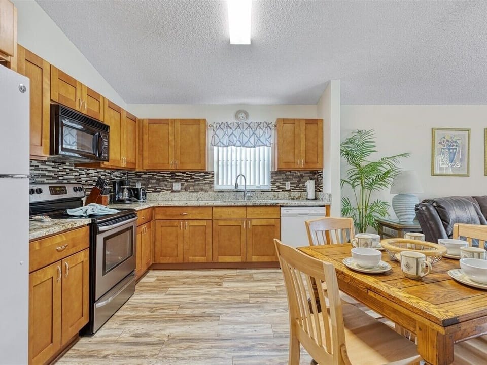 House, 4 Bedrooms | Private kitchen | Coffee/tea maker, fridge, oven, toaster