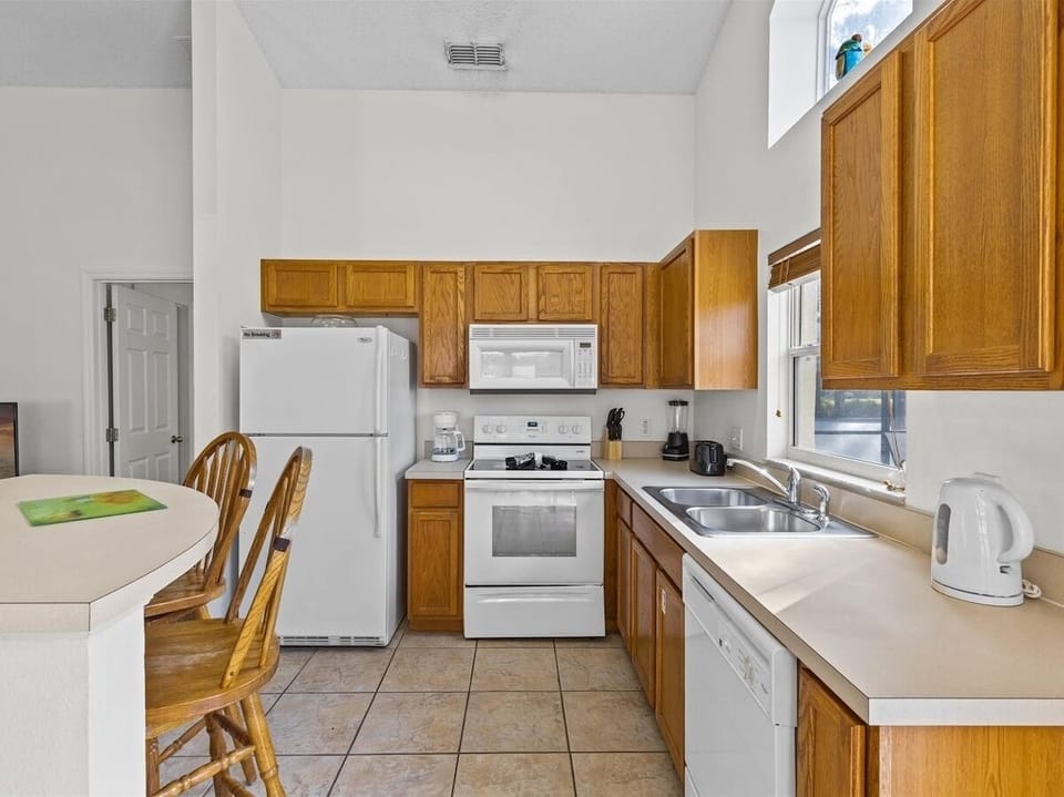 House, 3 Bedrooms | Private kitchen | Coffee/tea maker, fridge, oven, toaster