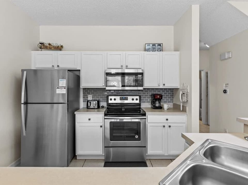 Townhome, 4 Bedrooms | Private kitchen | Fridge, oven, coffee/tea maker, toaster