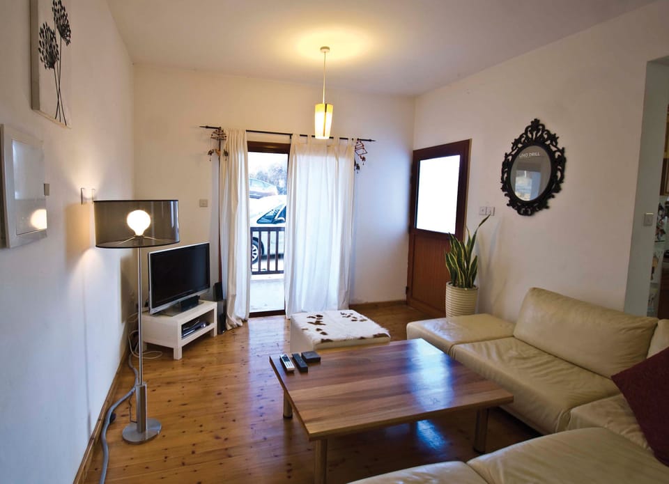 Villa, 3 Bedrooms, Mountain View | Living room | 40-inch flat-screen TV with cable channels, LCD TV