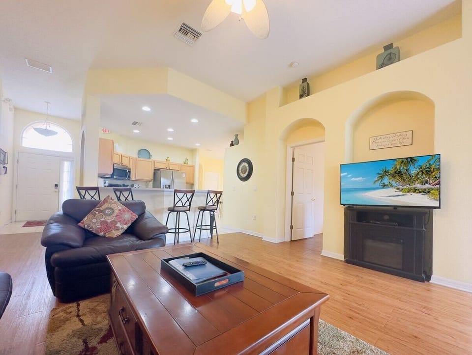 House, 4 Bedrooms | Living area