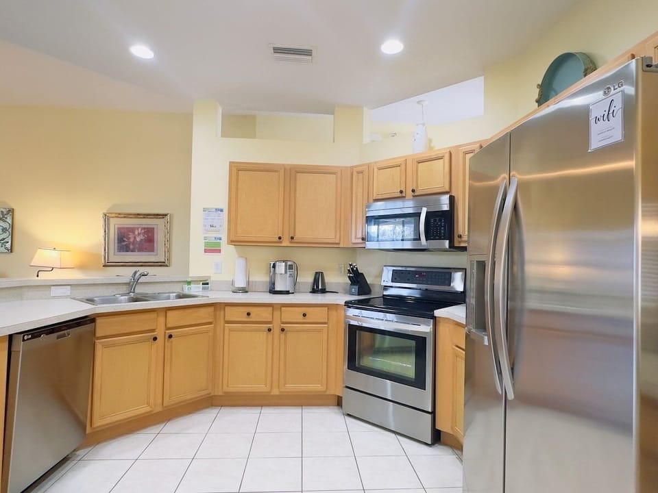 House, 4 Bedrooms | Private kitchen | Coffee/tea maker, fridge, oven, toaster