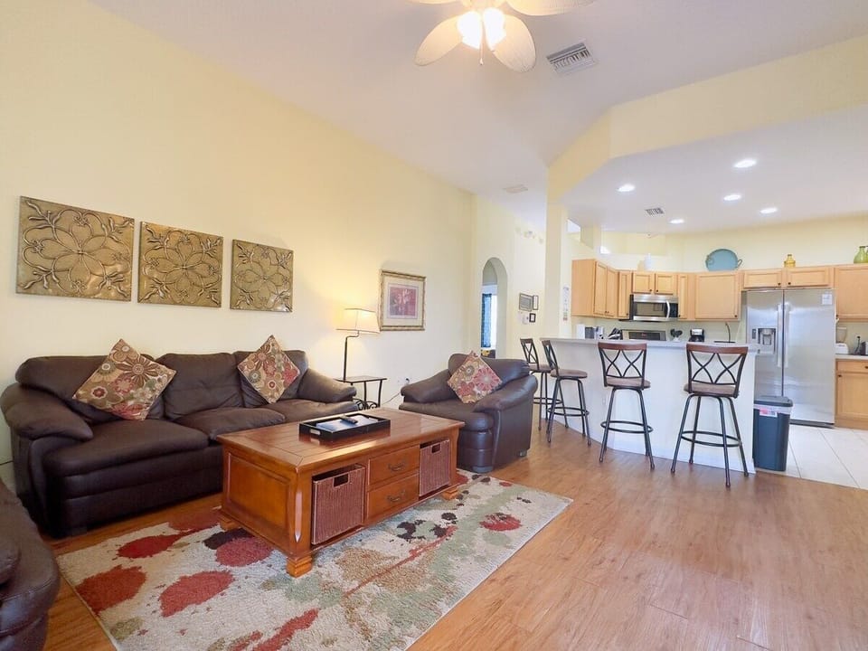 House, 4 Bedrooms | Living area