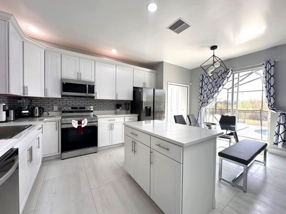 House, 6 Bedrooms | Private kitchen | Coffee/tea maker, fridge, oven, toaster