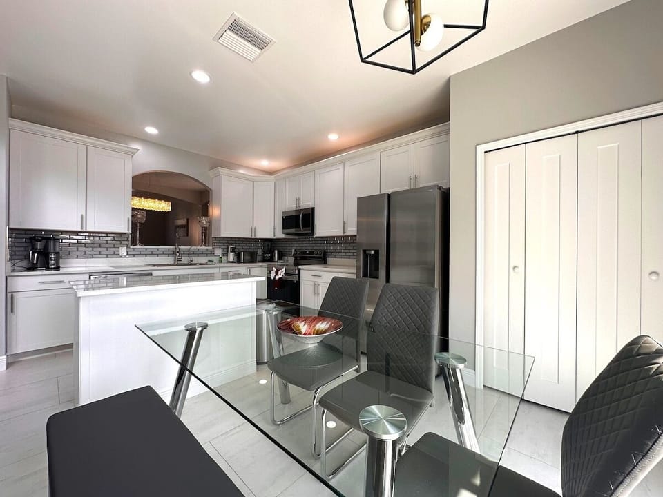 House, 6 Bedrooms | Dining