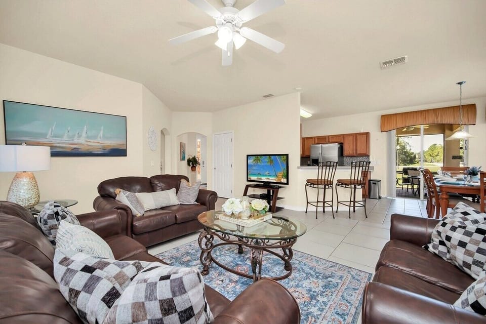 House, 5 Bedrooms | Living area