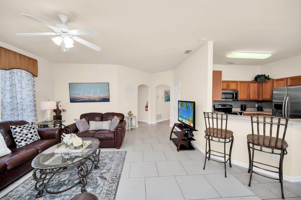 House, 5 Bedrooms | Living area
