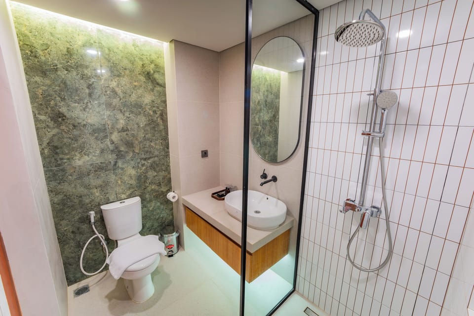 Deluxe Room | Bathroom | Shower, towels, soap, shampoo