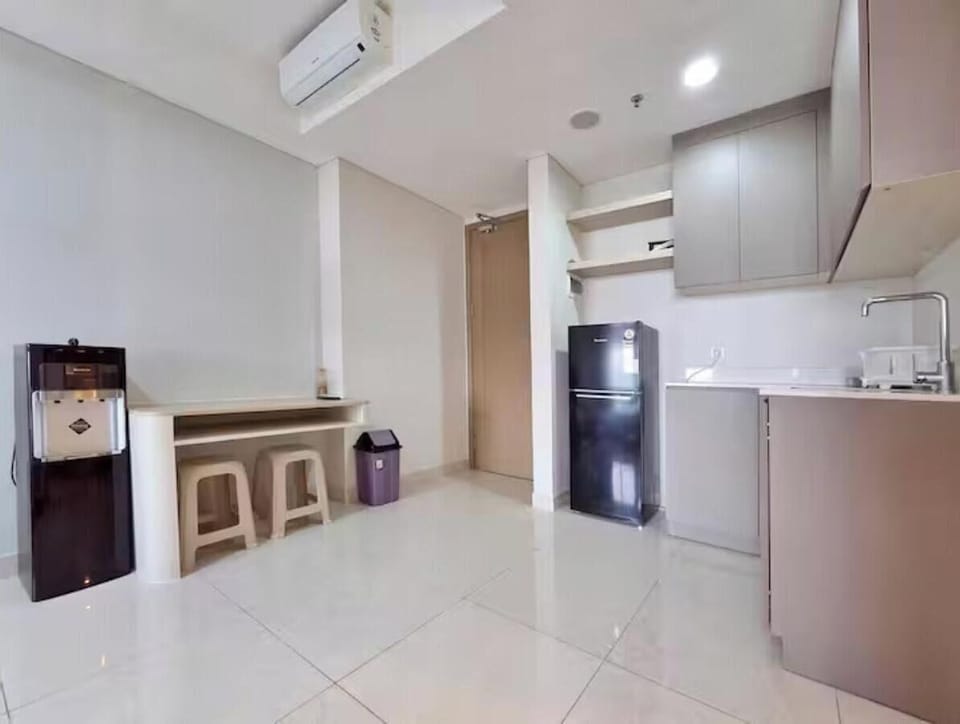 Apartment, 1 Bedroom, City View | Private kitchen | Fridge