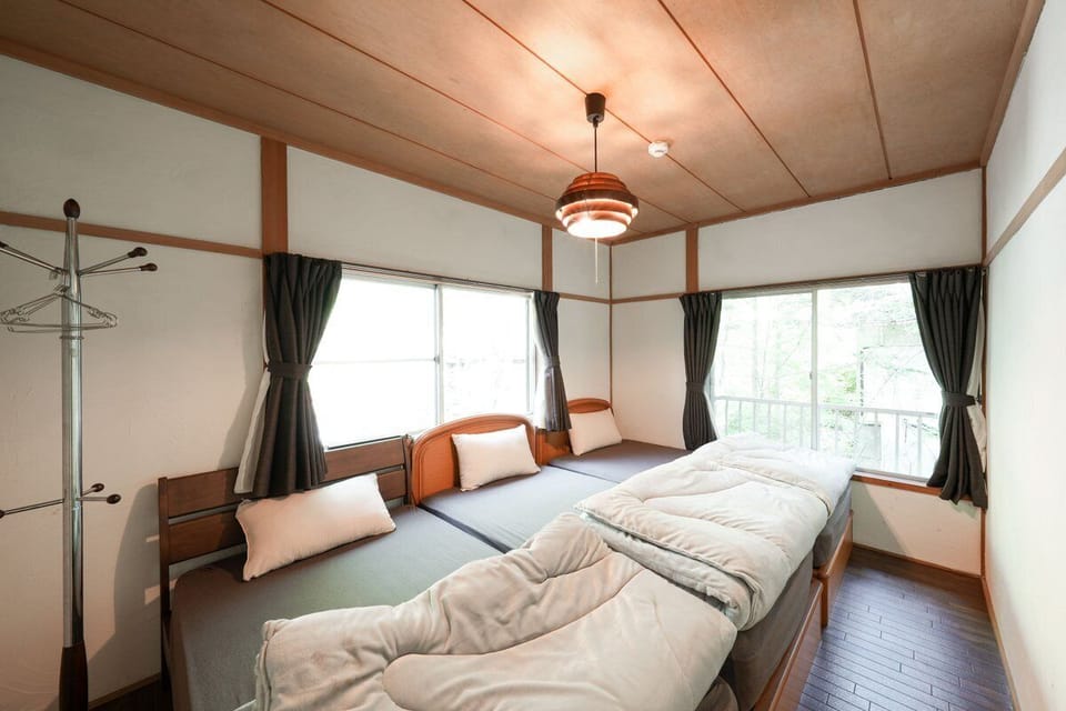 1つ目の寝室、べッド３台をご用意しています.jpg