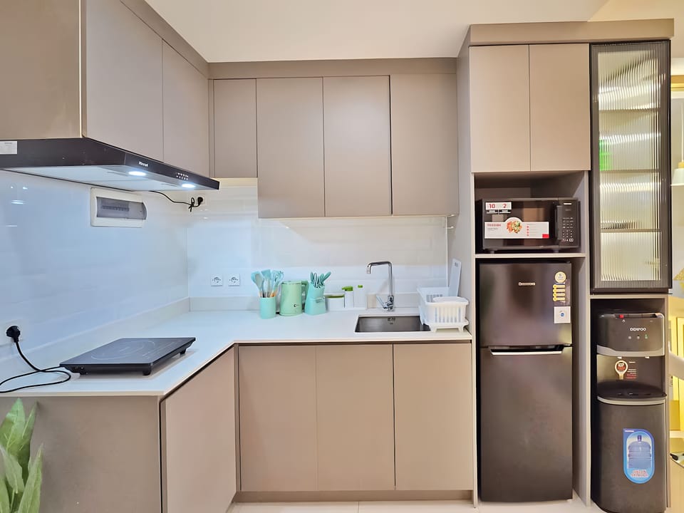 Apartment, 2 Bedrooms, City View | Private kitchen | Fridge, microwave, stovetop, cookware/dishes/utensils