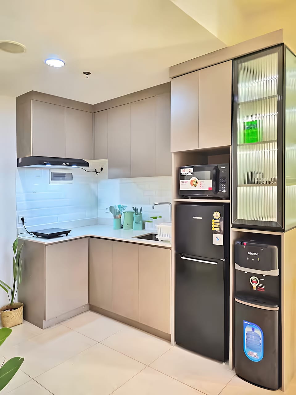 Apartment, 2 Bedrooms, City View | Private kitchen | Fridge, microwave, stovetop, cookware/dishes/utensils