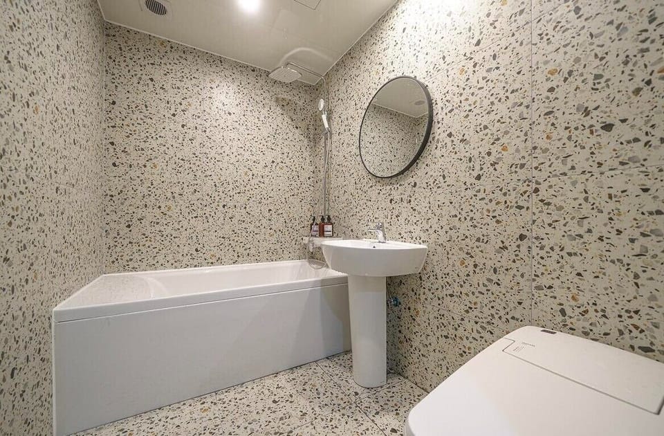 Deluxe Double Room | Bathroom | Free toiletries, hair dryer, bidet, heated floors