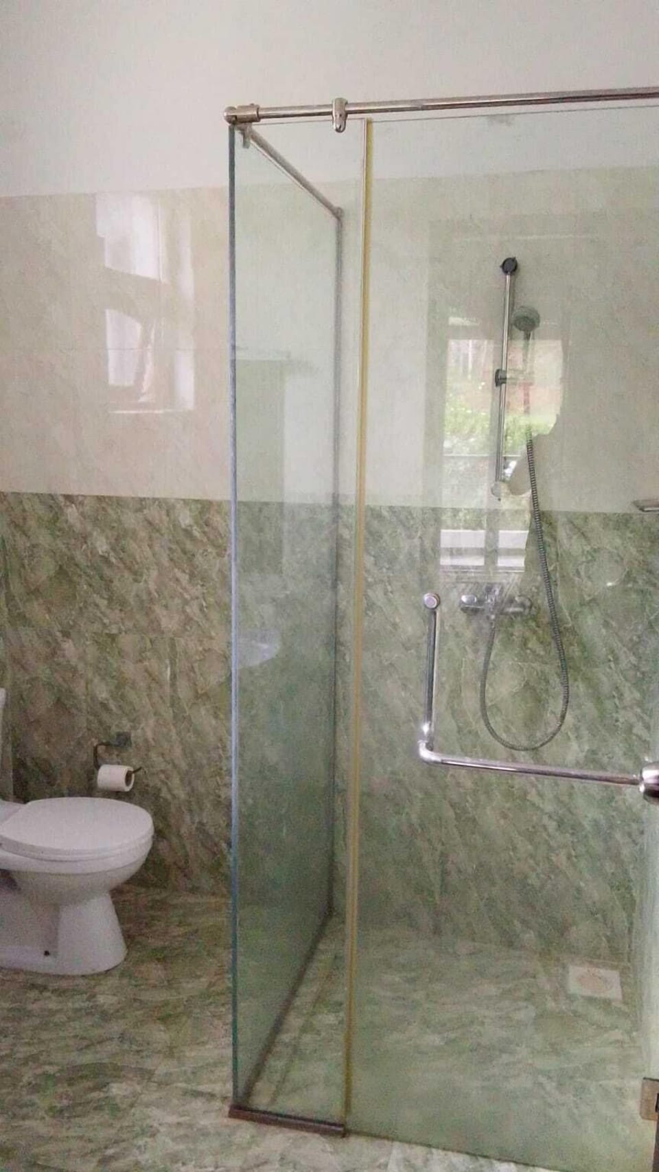 Family Room | Bathroom | Towels, soap, shampoo, toilet paper