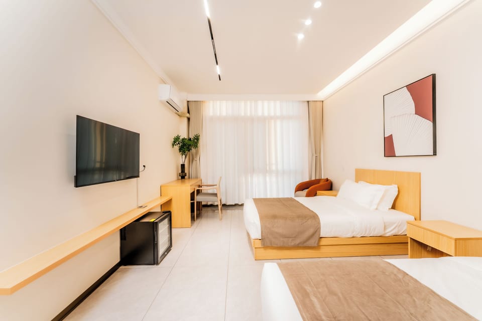 Deluxe Twin Room, Balcony | Iron/ironing board