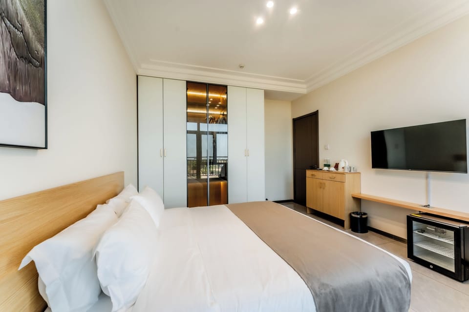 Luxury Suite, Balcony | Iron/ironing board