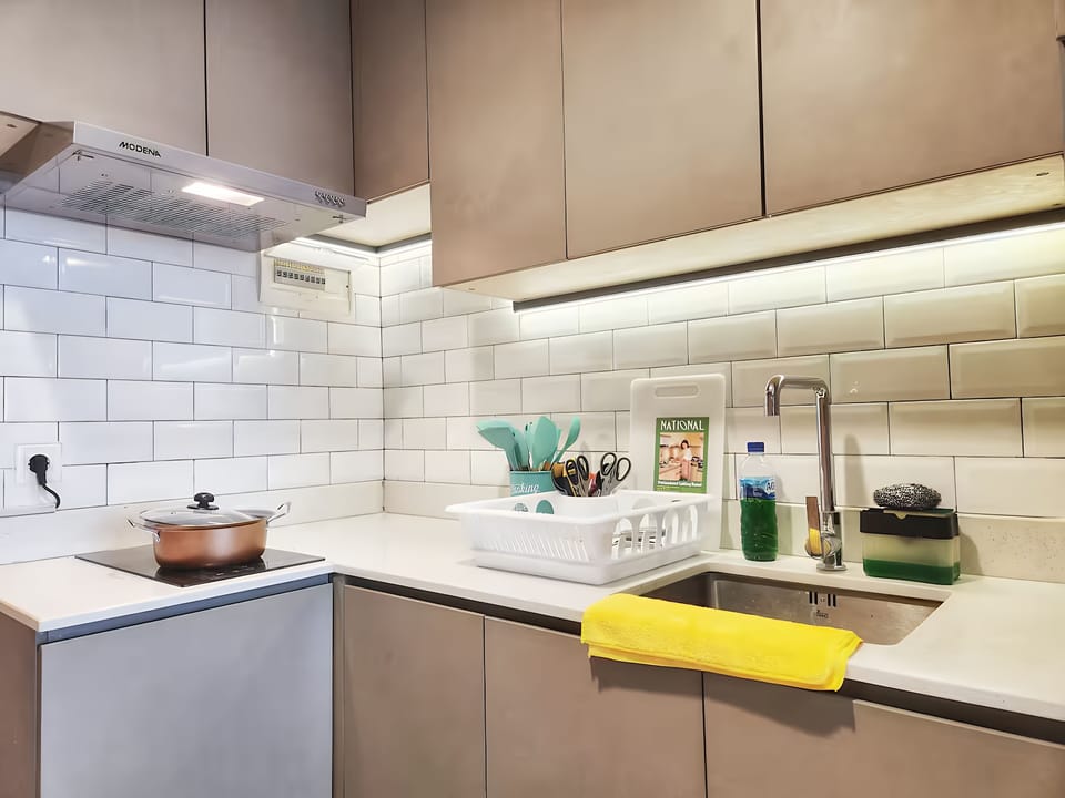 Apartment, 2 Bedrooms, City View | Private kitchen | Fridge, microwave, stovetop, cookware/dishes/utensils