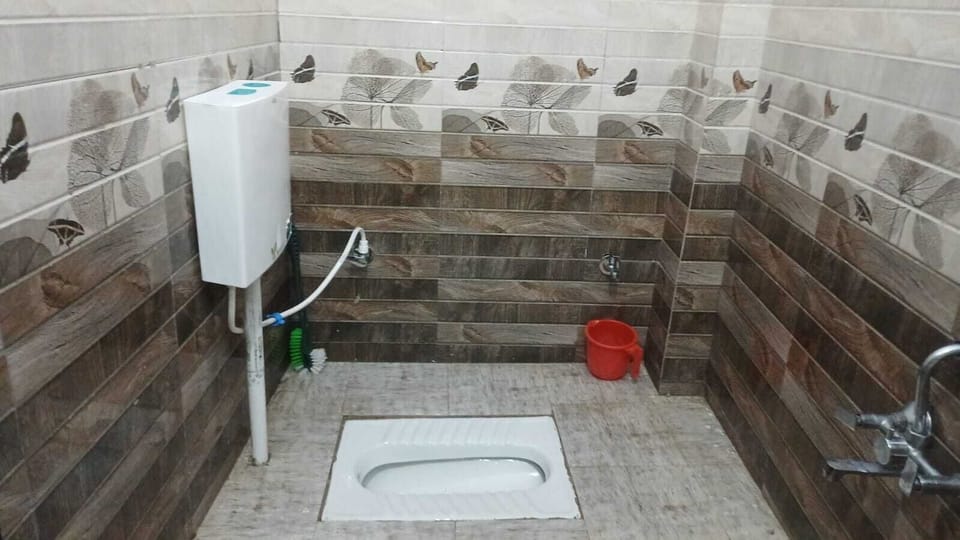 Deluxe Double Room | Bathroom | Shower, free toiletries, towels
