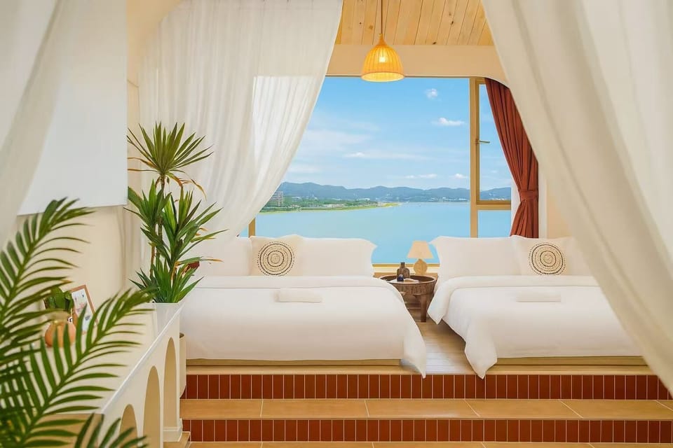 Comfort Suite, River View | Water view