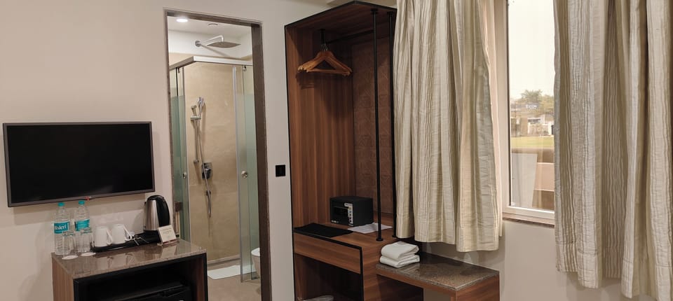 Standard Room | Bathroom | Free toiletries, toilet paper