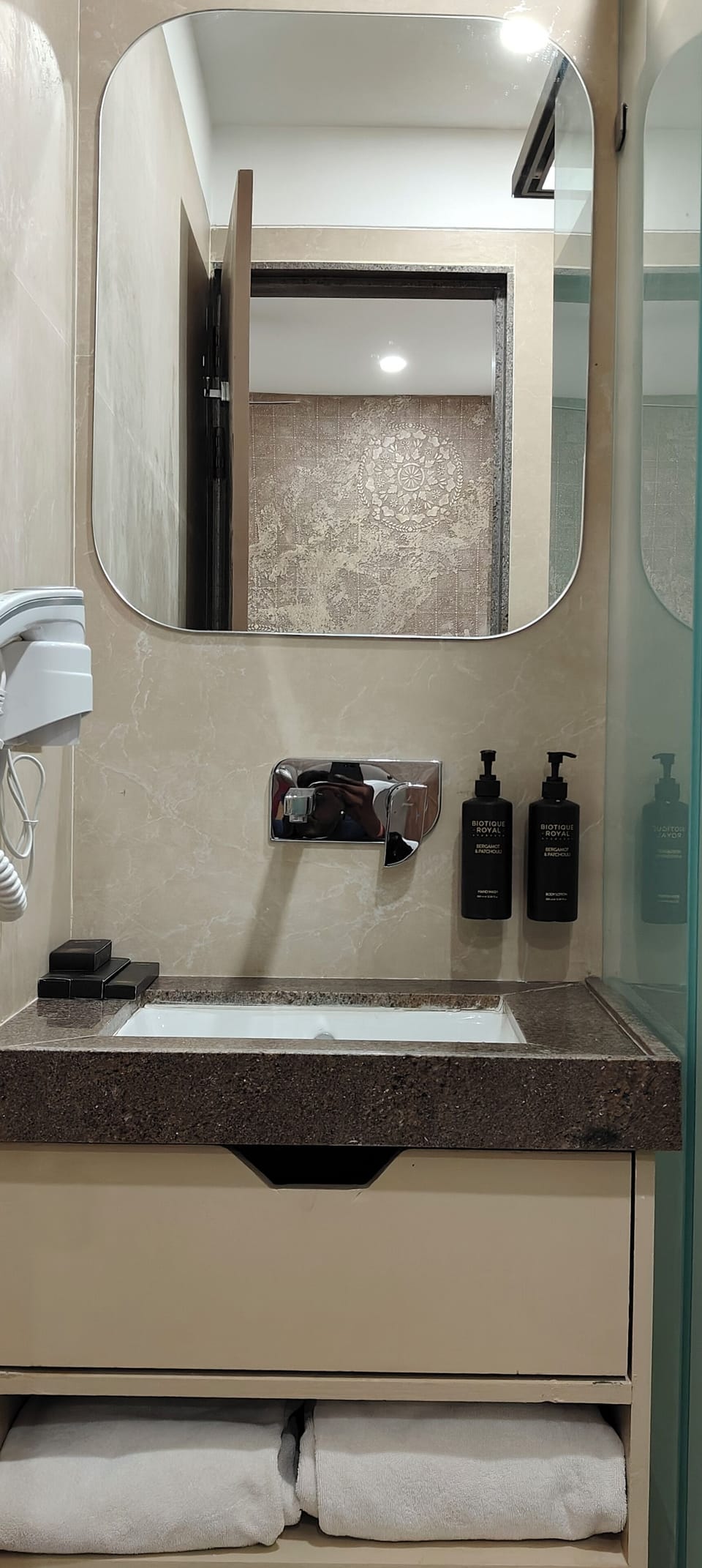 Standard Room | Bathroom | Free toiletries, toilet paper