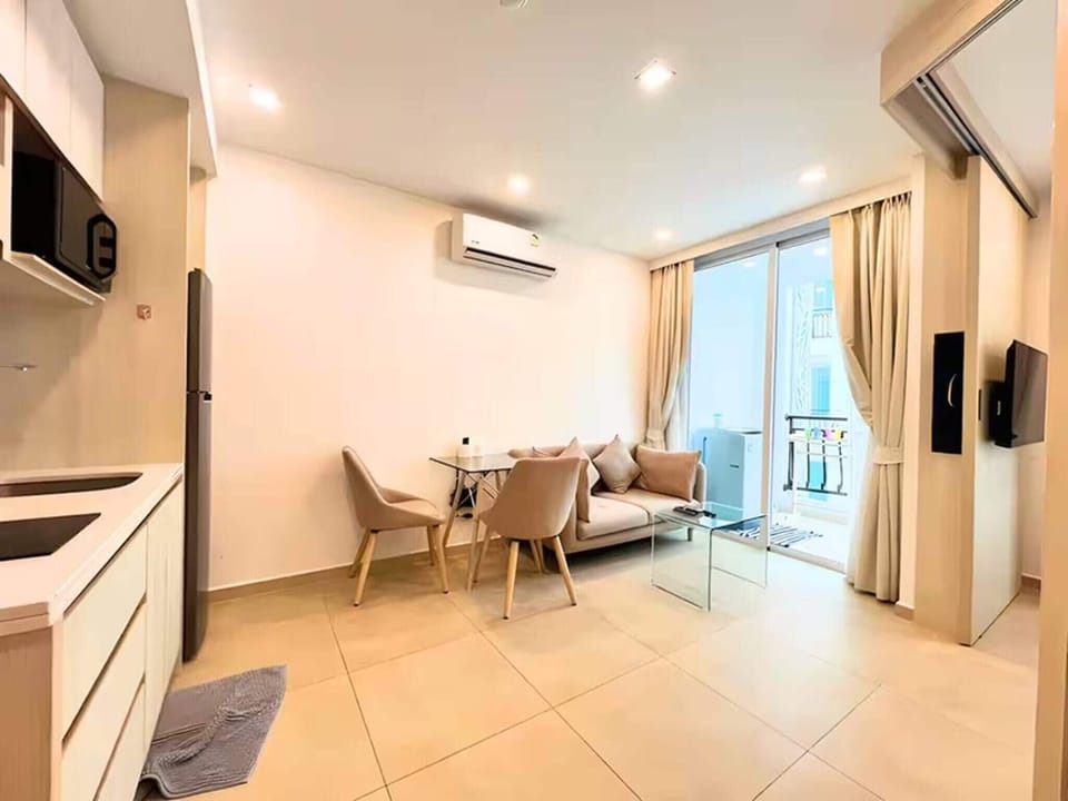 Apartment, 1 Bedroom, Accessible, Smoking | Living room